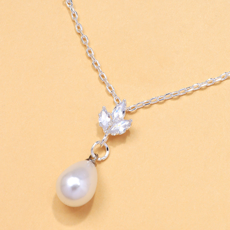 Chaîne de clavicule perle et zircon