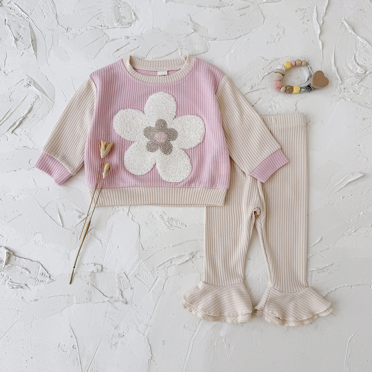 Sweatshirt set with flower patch embroidery and petal shaped pant legs
