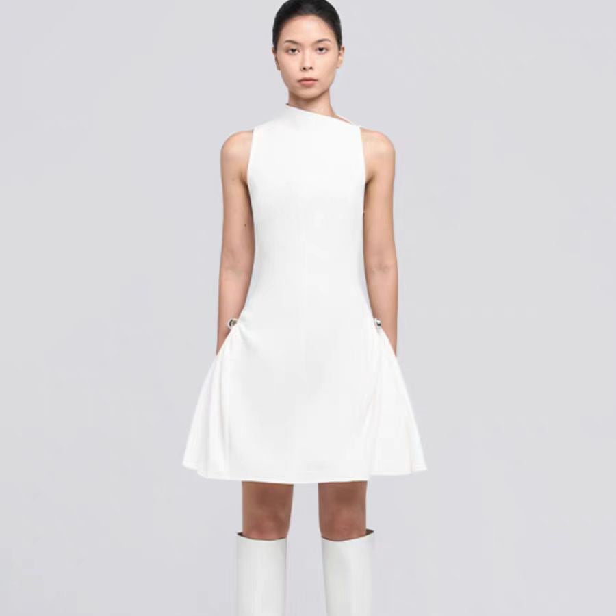 Robe courte sans manches plissée symétrique à boucle métallique, avec taille cintrée