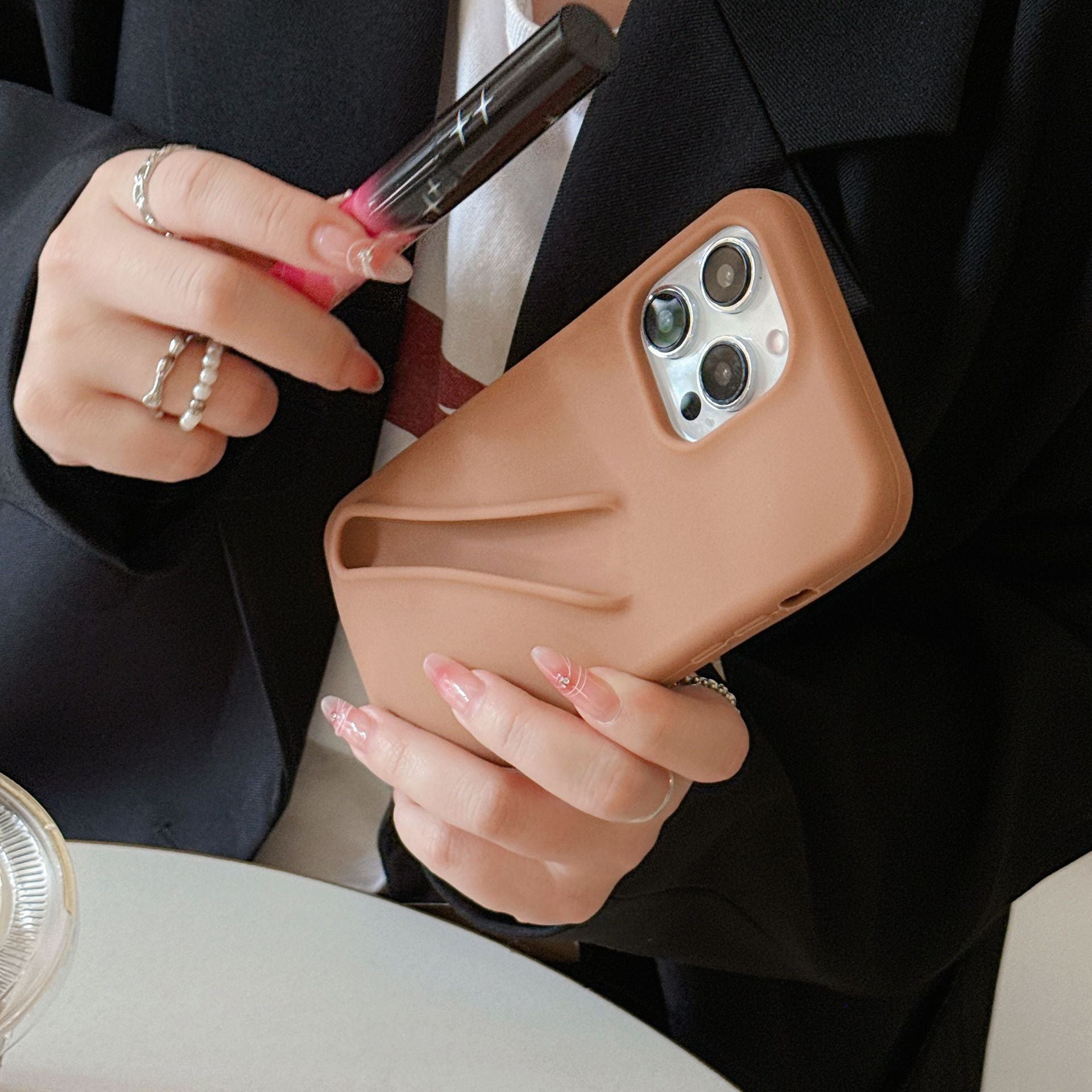 Peut contenir du rouge à lèvres, du gloss, un étui pour iPhone 15, un étui pour téléphone portable Apple 14, un étui en silicone 3D 13 12