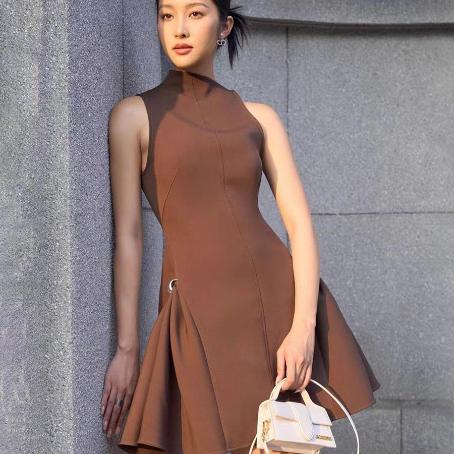 Robe courte sans manches plissée symétrique à boucle métallique, avec taille cintrée